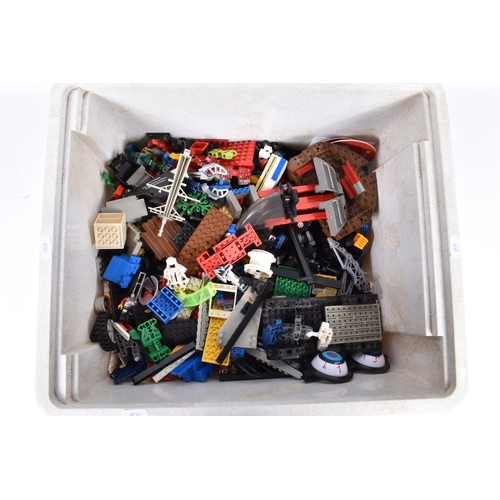 173 - A QUANTITY OF ASSORTED LOOSE LEGO, assorted items from the 1970's onwards, including a quantity of g... 