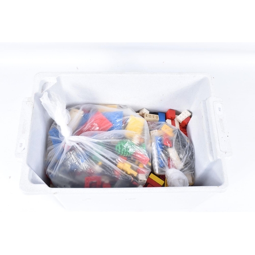 173 - A QUANTITY OF ASSORTED LOOSE LEGO, assorted items from the 1970's onwards, including a quantity of g... 