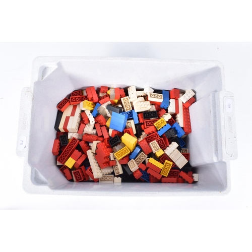 173 - A QUANTITY OF ASSORTED LOOSE LEGO, assorted items from the 1970's onwards, including a quantity of g... 