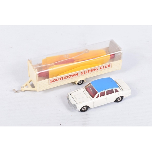 239 - AN UNBOXED DINKY TOYS TOWAWAY GLIDER GIFT SET, No.118, comprising Triumph 2000 saloon, No.135 in whi... 