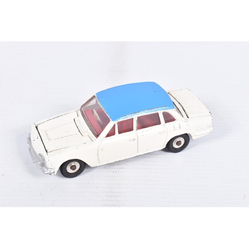 239 - AN UNBOXED DINKY TOYS TOWAWAY GLIDER GIFT SET, No.118, comprising Triumph 2000 saloon, No.135 in whi... 