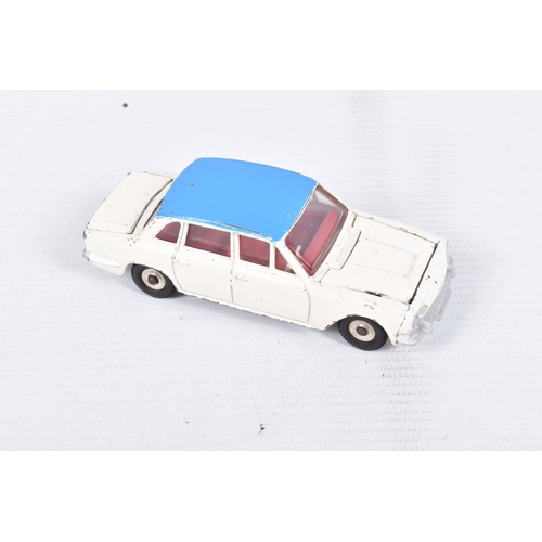 239 - AN UNBOXED DINKY TOYS TOWAWAY GLIDER GIFT SET, No.118, comprising Triumph 2000 saloon, No.135 in whi... 