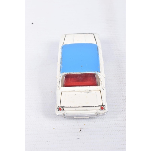 239 - AN UNBOXED DINKY TOYS TOWAWAY GLIDER GIFT SET, No.118, comprising Triumph 2000 saloon, No.135 in whi... 