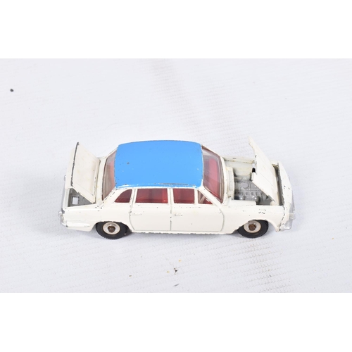 239 - AN UNBOXED DINKY TOYS TOWAWAY GLIDER GIFT SET, No.118, comprising Triumph 2000 saloon, No.135 in whi... 