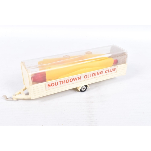 239 - AN UNBOXED DINKY TOYS TOWAWAY GLIDER GIFT SET, No.118, comprising Triumph 2000 saloon, No.135 in whi... 