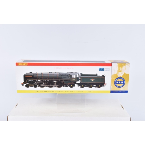 290 - A BOXED OO GAUGE HORNBY RAILWAY MODEL CLASS 7MT BRITANNIA 4-6-2 LOCOMOTIVE, no. 70013 'Oliver Cromwe... 