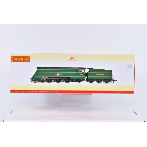 293 - A BOXED OO GAUGE HORNBY RAILWAY MODEL, CLASS 8P Merchant Navy 4-6-2, no. 21C1 'Channel Packet' , in ... 