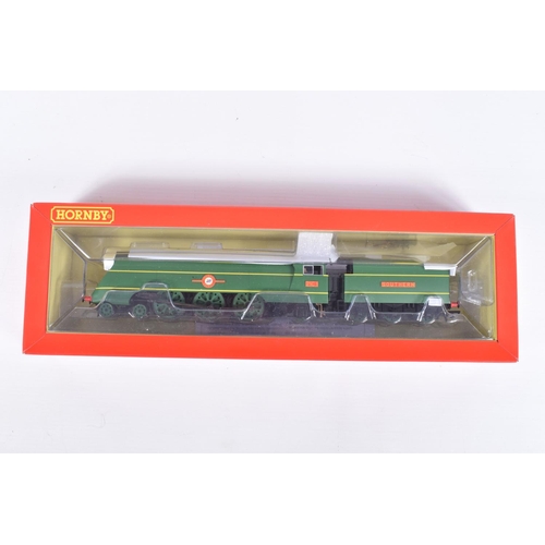 293 - A BOXED OO GAUGE HORNBY RAILWAY MODEL, CLASS 8P Merchant Navy 4-6-2, no. 21C1 'Channel Packet' , in ... 