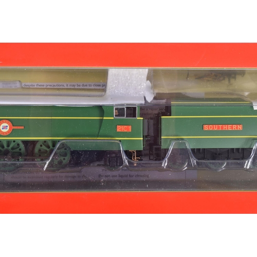 293 - A BOXED OO GAUGE HORNBY RAILWAY MODEL, CLASS 8P Merchant Navy 4-6-2, no. 21C1 'Channel Packet' , in ... 