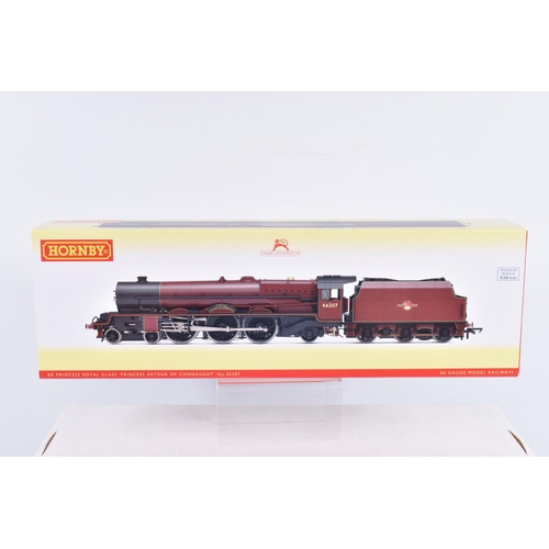 331 - A BOXED OO GAUGE HORNBY MODEL RAILWAY STEAM LOCOMOTIVE, CLASS 8P Princess Royal 4-6-2, no. 46207 ' P... 