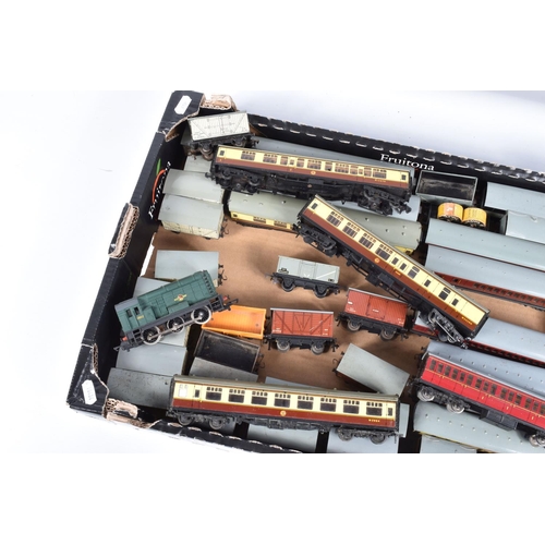 401 - A QUANTITY OF UNBOXED AND ASSORTED HORNBY DUBLO ROLLING STOCK, to include assorted Mk.I coaches in B... 