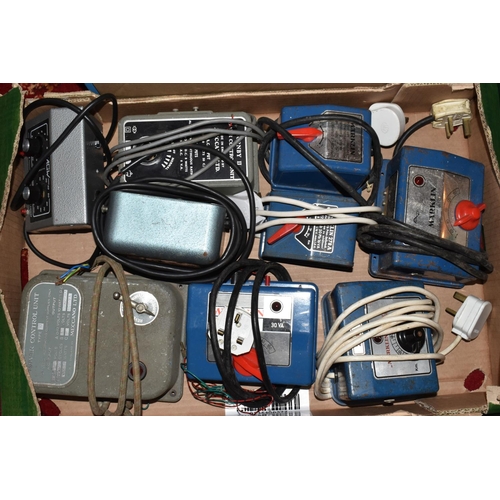 404 - A LARGE QUANTITY OF ASSORTED POWER CONTROLLERS ETC, power controllers by Marklin, Hornby, AGW and H ... 