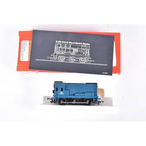 407 - A QUANTITY OF BOXED OO GAUGE MODEL RAILWAY LOCOMOTIVES AND COACHING STOCK, to include Tri-ang Hornby... 