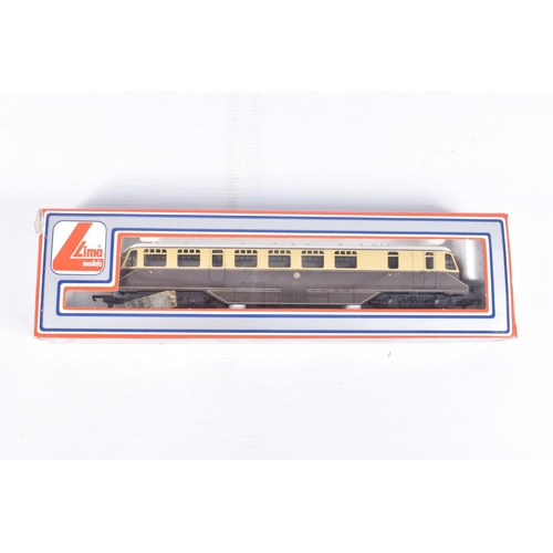 407 - A QUANTITY OF BOXED OO GAUGE MODEL RAILWAY LOCOMOTIVES AND COACHING STOCK, to include Tri-ang Hornby... 