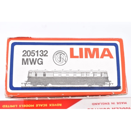 407 - A QUANTITY OF BOXED OO GAUGE MODEL RAILWAY LOCOMOTIVES AND COACHING STOCK, to include Tri-ang Hornby... 