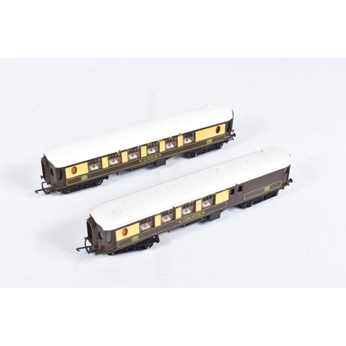 408 - A QUANTITY OF BOXED AND UNBOXED OO GAUGE MODEL RAILWAY ROLLING STOCK, ACCESSORIES AND TRACK ETC., to... 