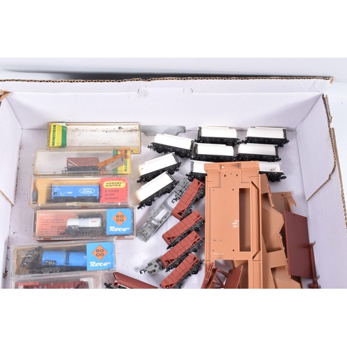 409 - A QUANTITY OF BOXED AND UNBOXED N GAUGE ROLLING STOCK, items by Graham Farish, Arnold, Ibertren, Bac... 