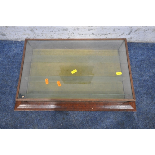 1412 - A 20TH CENTURY TABLE TOP COLLECTORS DISPLAY CABINET, with green baize and three glass dividers, with... 