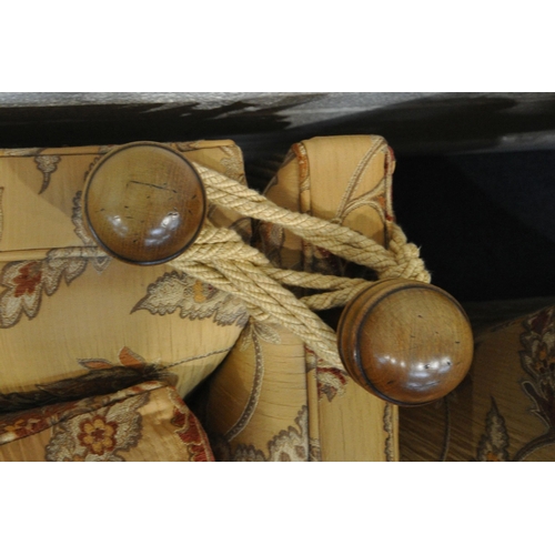 1426 - A HIGH QUALITY GOLD AND FLORAL UPHOLSTERED THREE PIECE LOUNGE SUITE, comprising large knole two seat... 