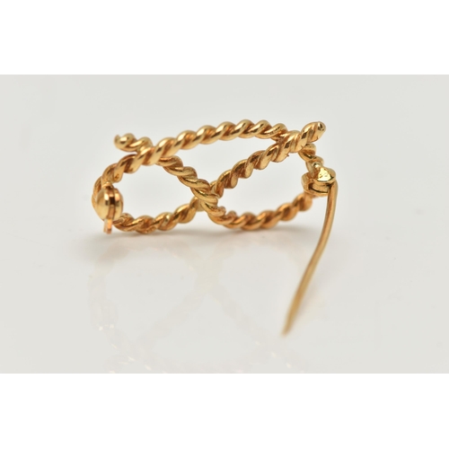 12 - AN 18CT GOLD STAFFORDSHIRE KNOT BROOCH, rope twist knot, approximate width 28.0mm, fitted with a bro... 