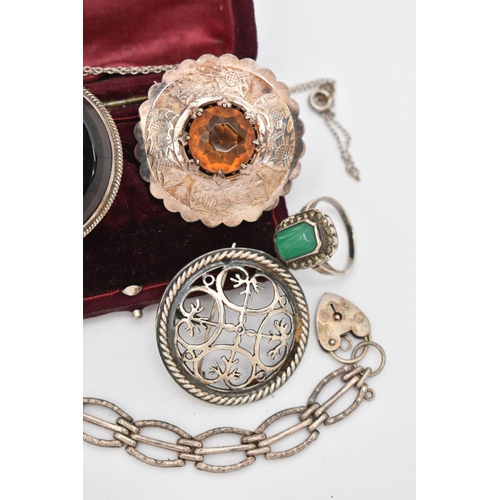 134 - A SMALL ASSORTMENT OF JEWELLERY, a white metal and hardstone Scottish brooch, a white metal and past... 