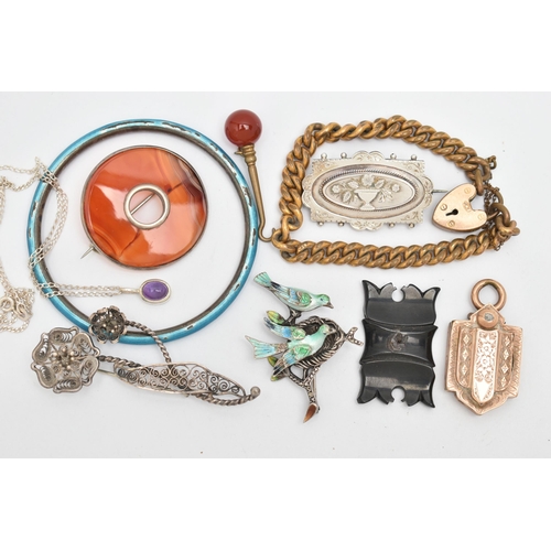 135 - A SMALL ASSORTMENT OF JEWELLERY, to include an early 20th century banded agate Scottish brooch, a ro... 