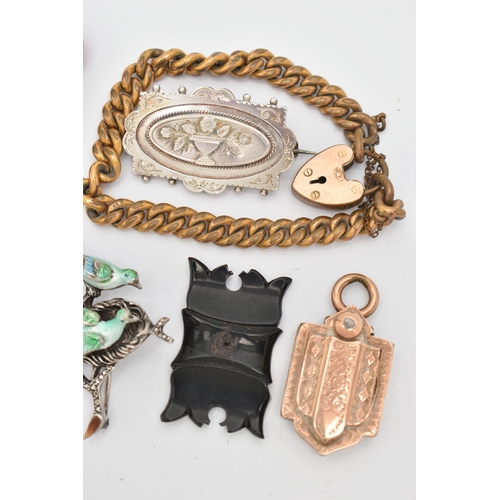 135 - A SMALL ASSORTMENT OF JEWELLERY, to include an early 20th century banded agate Scottish brooch, a ro... 