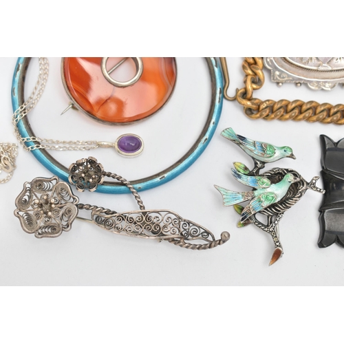 135 - A SMALL ASSORTMENT OF JEWELLERY, to include an early 20th century banded agate Scottish brooch, a ro... 