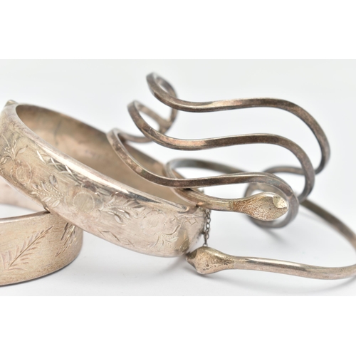 139 - TWO SILVER BANGLES AND THREE WHITE METAL BANGLES, the first two hinged bangled with floral detail, b... 