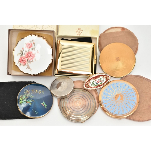 169 - A BAG OF ASSORTED COMPACTS, to include a silver cased compact with engine turned pattern detail and ... 