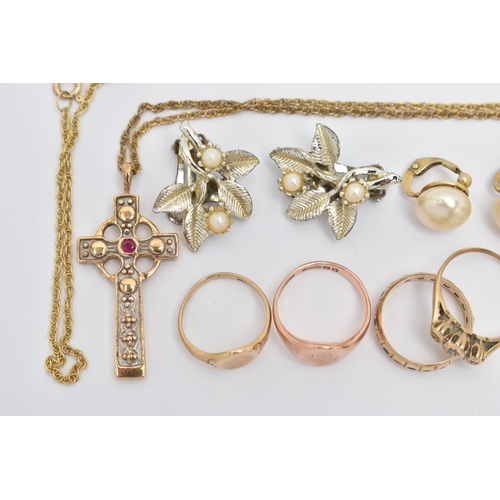 19 - A SELECTION OF JEWELLERY, to include a 9ct rose gold oval signet ring, engraved initials, hallmarked... 