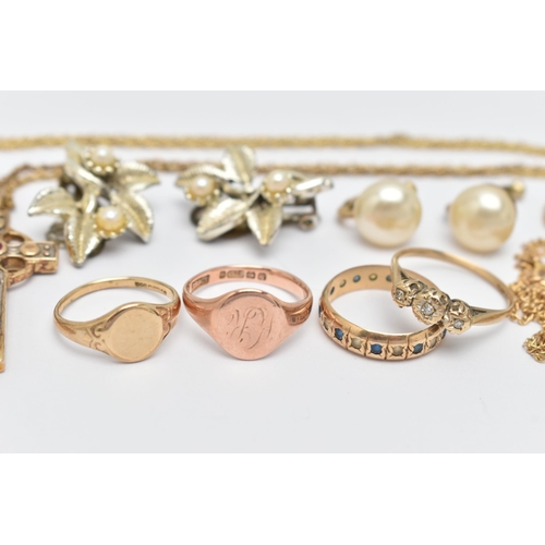 19 - A SELECTION OF JEWELLERY, to include a 9ct rose gold oval signet ring, engraved initials, hallmarked... 