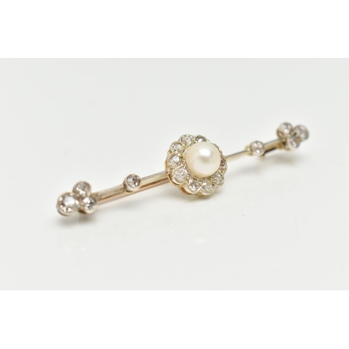 62 - AN EARLY 20TH CENTURY, YELLOW AND WHITE METAL DIAMOND AND PEARL BAR BROOCH, centering on a single wh... 