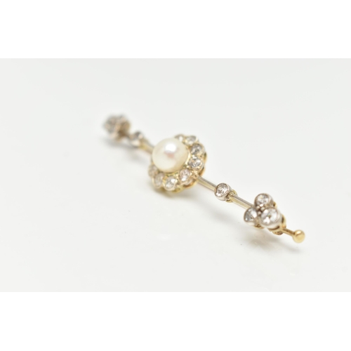 62 - AN EARLY 20TH CENTURY, YELLOW AND WHITE METAL DIAMOND AND PEARL BAR BROOCH, centering on a single wh... 
