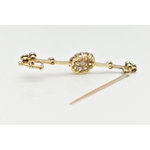 62 - AN EARLY 20TH CENTURY, YELLOW AND WHITE METAL DIAMOND AND PEARL BAR BROOCH, centering on a single wh... 