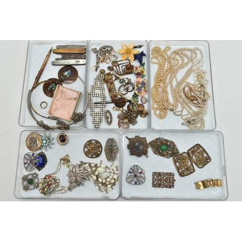 172 - AN ASSORTMENT OF JEWELLERY AND OTHER ITEMS, to include a selection of brooches, necklaces, buckles, ... 
