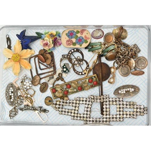 172 - AN ASSORTMENT OF JEWELLERY AND OTHER ITEMS, to include a selection of brooches, necklaces, buckles, ... 