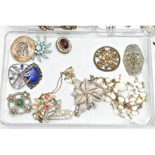 172 - AN ASSORTMENT OF JEWELLERY AND OTHER ITEMS, to include a selection of brooches, necklaces, buckles, ... 