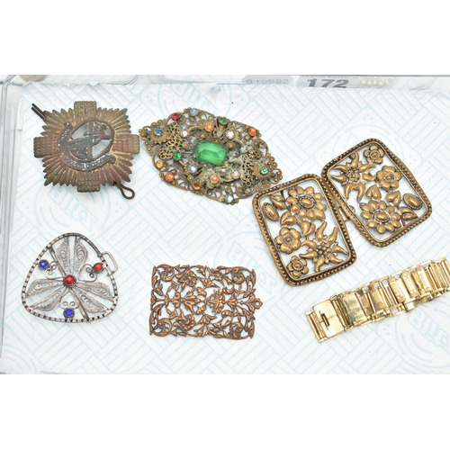 172 - AN ASSORTMENT OF JEWELLERY AND OTHER ITEMS, to include a selection of brooches, necklaces, buckles, ... 