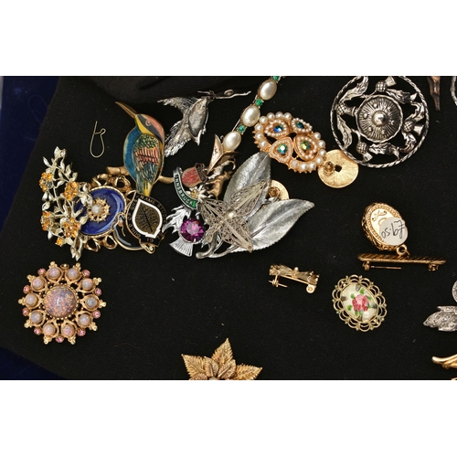 190 - A BOX OF ASSORTED COSTUME JEWELLERY, to include a single 'Pat Cheney' enamel silver earring, hallmar... 