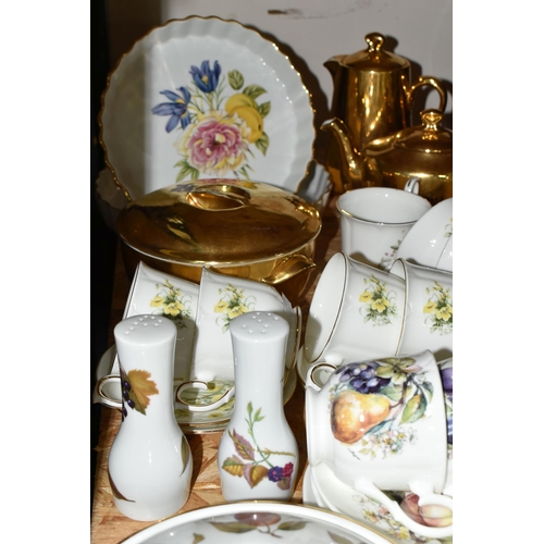 321 - A GROUP OF CERAMICS, comprising a Royal Worcester covered tureen, salt & pepper pots and a mustard p... 