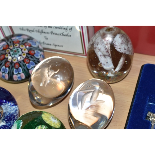 359 - A COLLECTION OF PAPERWEIGHTS, TEASPOONS, ROYAL COMMEMORATIVES AND SUNDRY ITEMS, to include a Selkirk... 