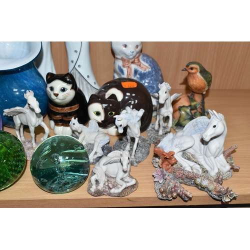 379 - A GROUP OF CERAMICS, GLASS AND RESIN ORNAMENTS, to include a Rye Pottery cat, an Alum Bay Glass turq... 