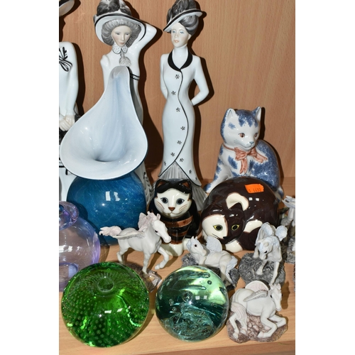 379 - A GROUP OF CERAMICS, GLASS AND RESIN ORNAMENTS, to include a Rye Pottery cat, an Alum Bay Glass turq... 