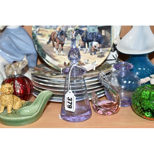 379 - A GROUP OF CERAMICS, GLASS AND RESIN ORNAMENTS, to include a Rye Pottery cat, an Alum Bay Glass turq... 