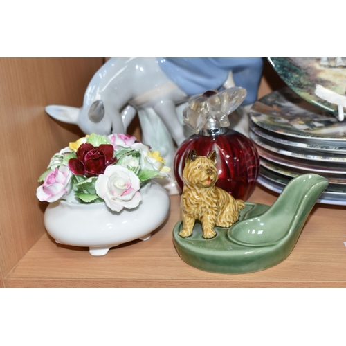 379 - A GROUP OF CERAMICS, GLASS AND RESIN ORNAMENTS, to include a Rye Pottery cat, an Alum Bay Glass turq... 