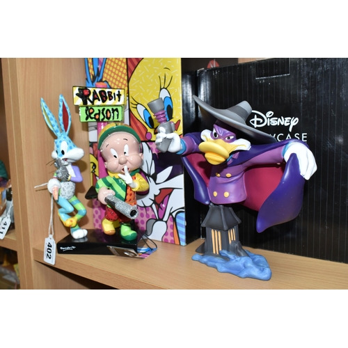 402 - A BOXED LOONEY TUNES 'BRITTO' ELMER FUDD & BUGS BUNNY FIGURE 4055720, by Enesco, together with a box... 