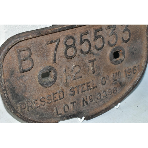 492 - A CAST IRON WAGON PLATE 'No.B785533 12T Pressed Steel Co. Ltd. 1961 Lot No.3398' in ex wagon conditi... 