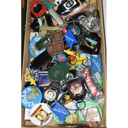 499 - A COLLECTION OF ASSORTED KEY RINGS AND PIN BADGES, to include advertising, mainly beer and drink rel... 