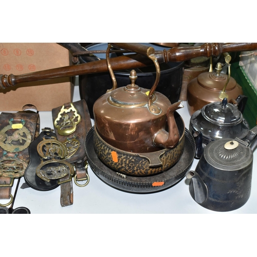 510 - A BOX AND LOOSE METAL WARES, to include a brass jam kettle, a metal cooking pot, brass and copper ke... 